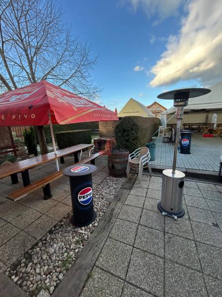 Garten mit Terrasse am Devínské See in Bratislava - Devínska Nová Ves, Gastronomieräume.
