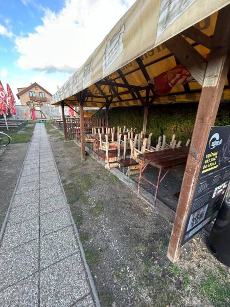 Überdachte Terrasse des Gastronomiebereichs mit geschlossener Sitzgelegenheit in der Devínske jazero Straße, Bratislava.