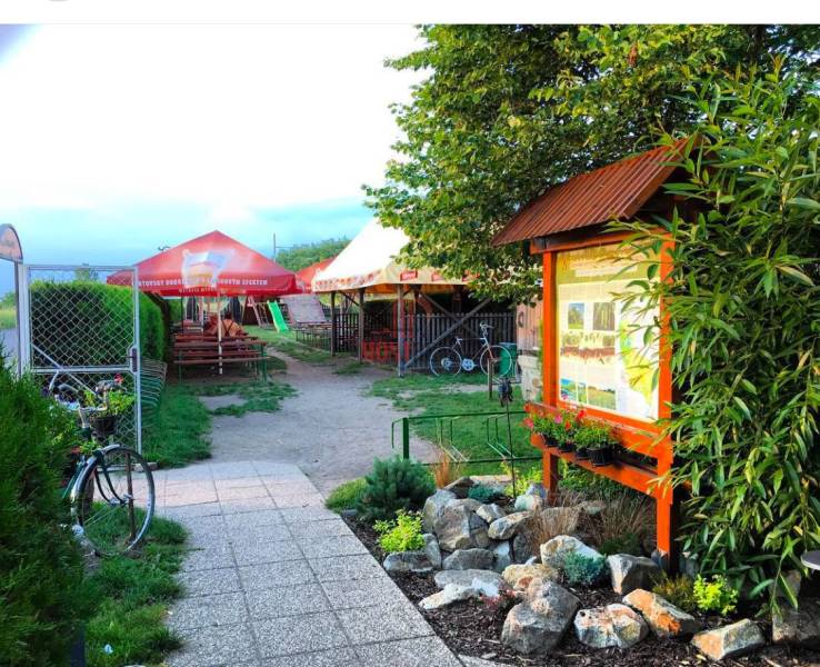 Gastronomische Räumlichkeiten mit Sitzgelegenheiten, Garten und Informationstafel in Devínska Nová Ves, Devínske jazero.