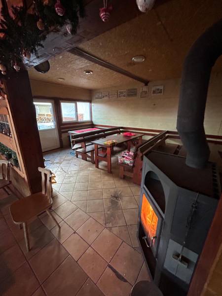 Gemütliches Innenrestaurant mit Kamin und Holzmöbeln, Gastronomiebereiche.