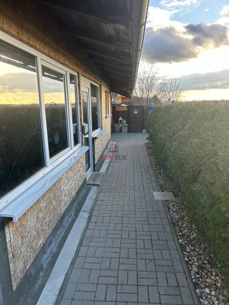 Außenbereich von Gastronomiebetrieben am Devín-See in Bratislava, mit einem renovierten Gehweg.