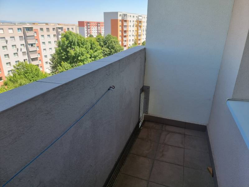 Ein Balkon mit Blick auf die Plattenbauten in der Petzwalova-Straße in Nitra, bei einer 2-Zimmer-Wohnung.