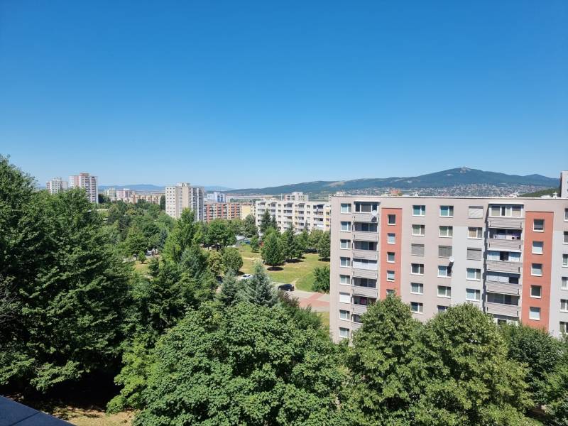 Blick von der Petzwalova-Straße in Nitra auf eine 2-Zimmer-Wohnung und die umliegenden Plattenbauten.