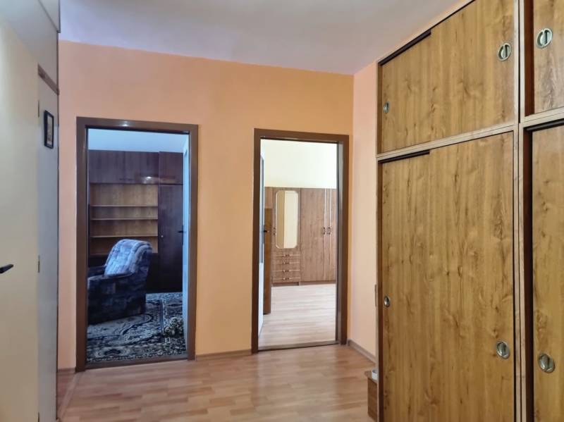 In der 2-Zimmer-Wohnung befindet sich ein Flur mit Einbauschränken und Zugang zu den Zimmern.