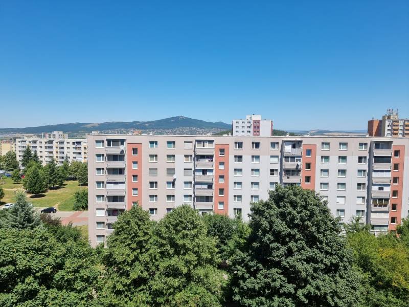 Ein Blick auf die Wohnhäuser in Nitra in der Petzwalova-Straße mit Aussicht auf die umliegende Natur.