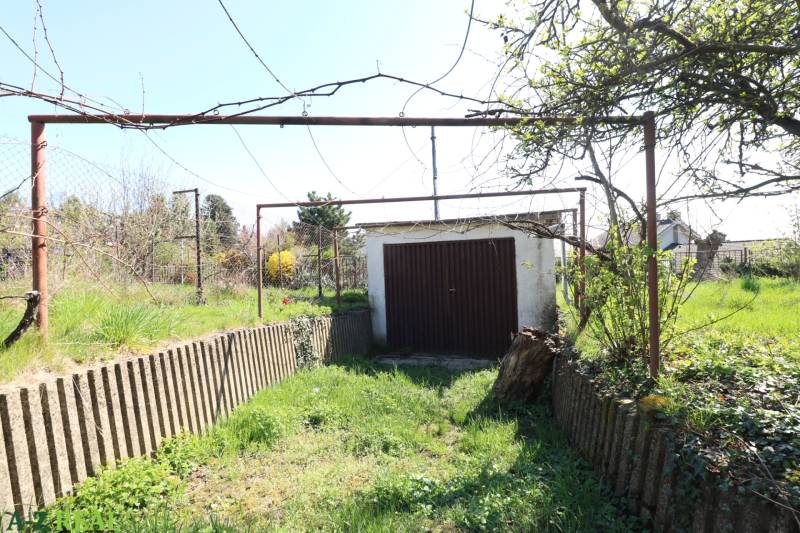 Garten mit alter Garage im Areal eines Einfamilienhauses in der Jalovcova-Straße in Bratislava.