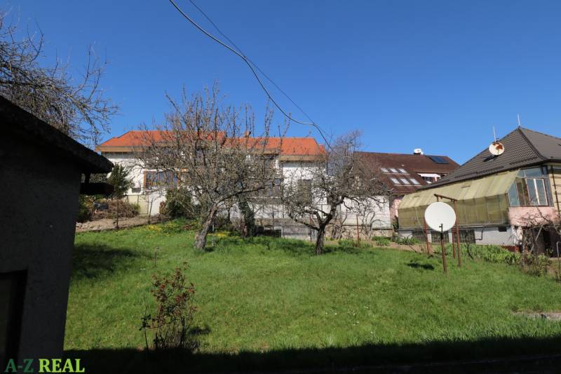 Ein Einfamilienhaus in Bratislava auf dem Koliba, Jalovcová Straße mit einem weitläufigen Garten und Obstbäumen.