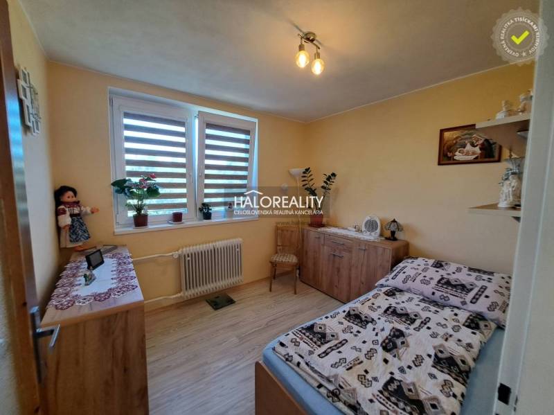 Schlafzimmer im Einfamilienhaus mit Holzmöbeln und Zimmerpflanzen.