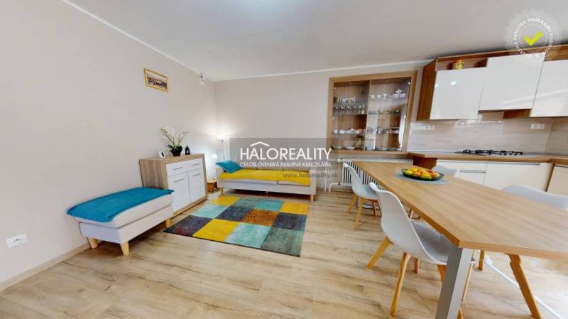 Modernes Interieur eines Einfamilienhauses mit Esstisch und buntem Teppich.