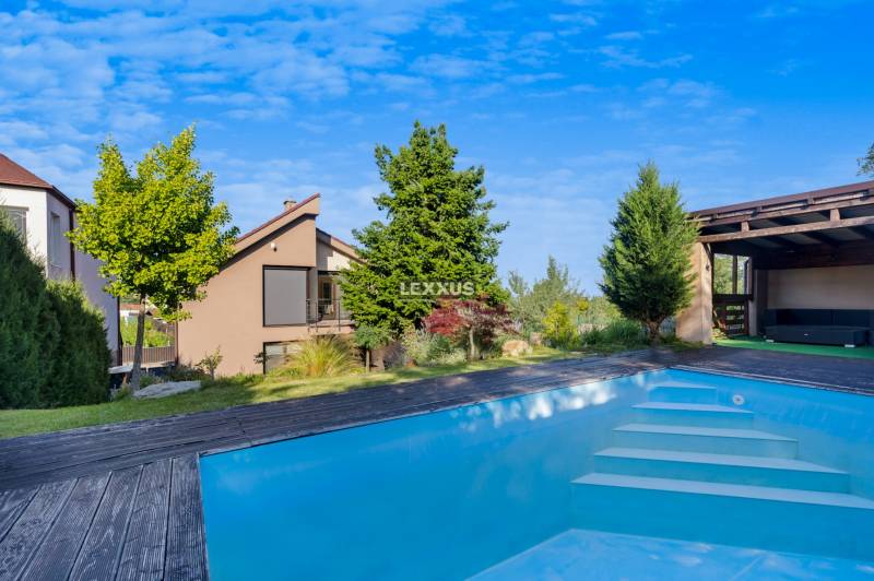 Der Garten eines Einfamilienhauses in Bratislava - Rača in der Zvončeková Straße mit Pool und Pavillon.