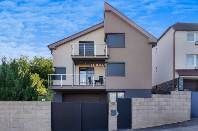 Einfamilienhaus in der Zvončeková-Straße in Bratislava - Rača mit Garage und Terrasse.