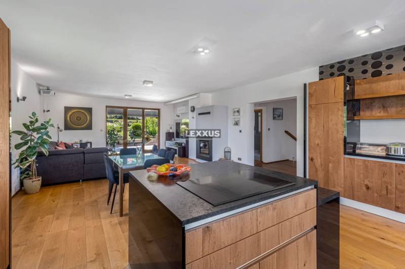 Interieur eines Einfamilienhauses mit offener Küche, Wohnzimmer und Esszimmer.