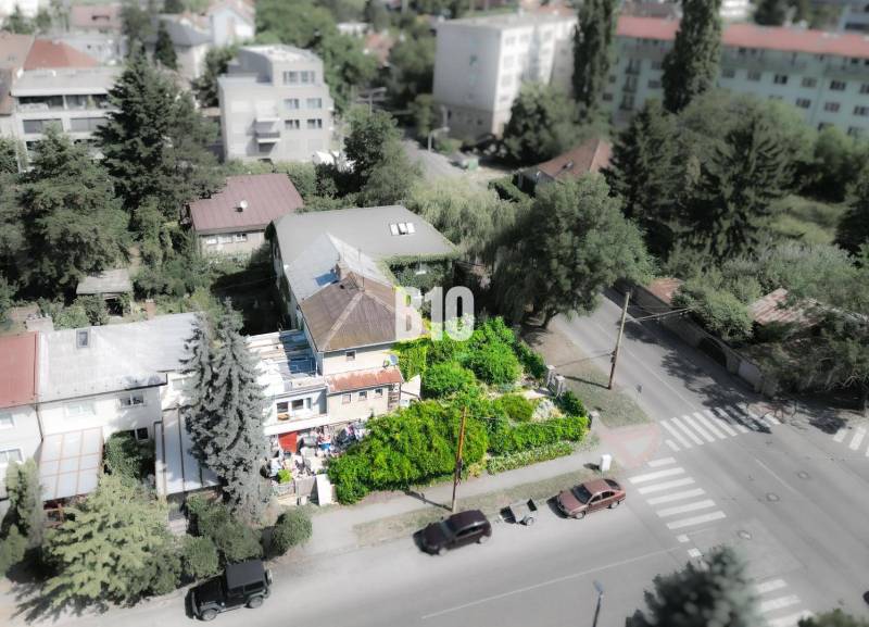 Ein Einfamilienhaus in Bratislava - Altstadt, umgeben von Grün, mit einem angrenzenden Garten.
