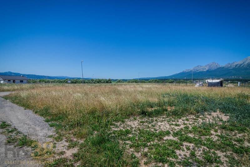 Grundstücke zum Wohnen in Mlynica, umgeben von Bergen und blauem Himmel.