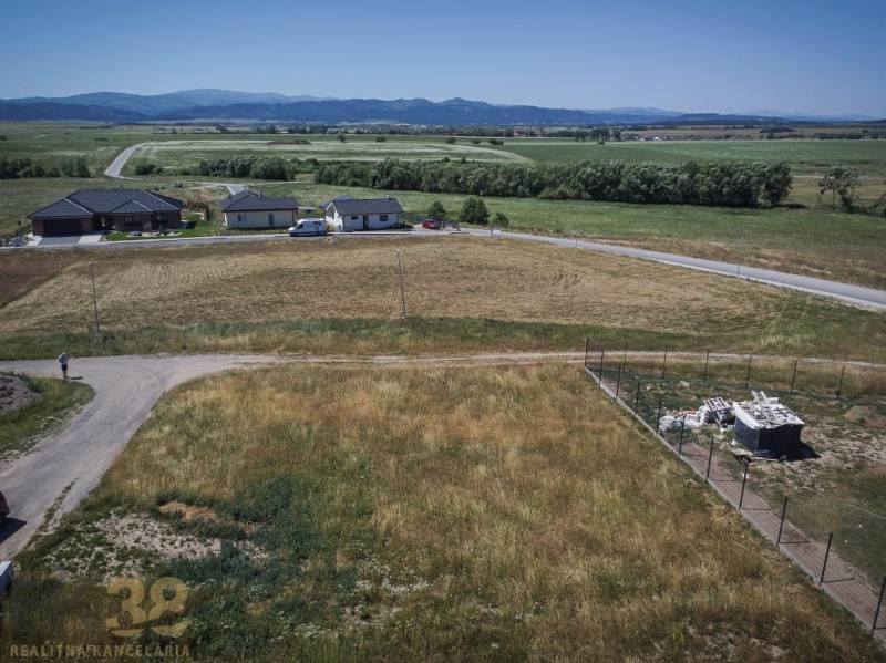 Grundstücke für Wohnbebauung in der Gemeinde Mlynica mit Blick auf die Berge und Häuser in der Umgebung.