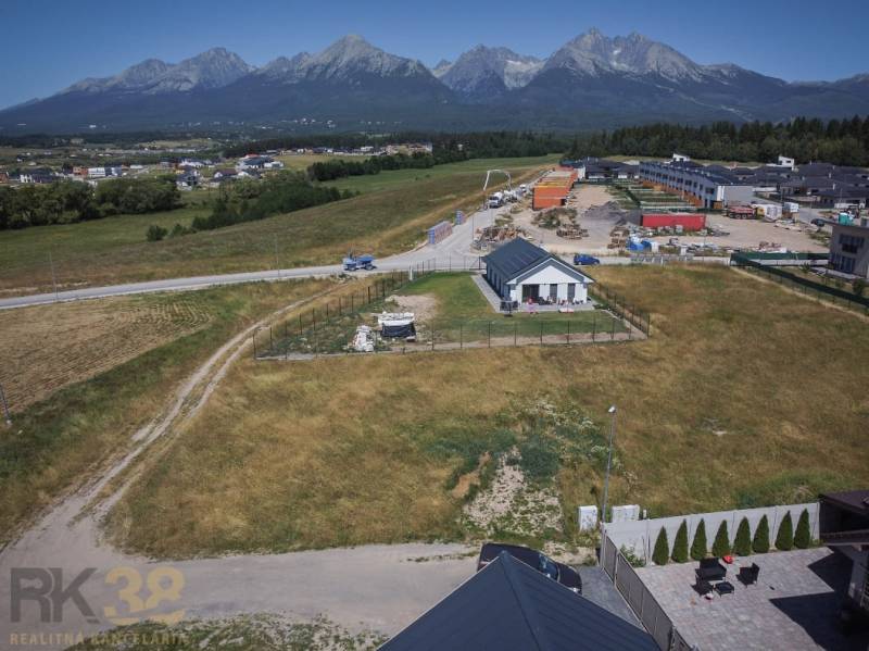 Grundstücke - Wohnen in Mlynica mit Blick auf die Hohe Tatra, umliegende Gebäude und die Natur.