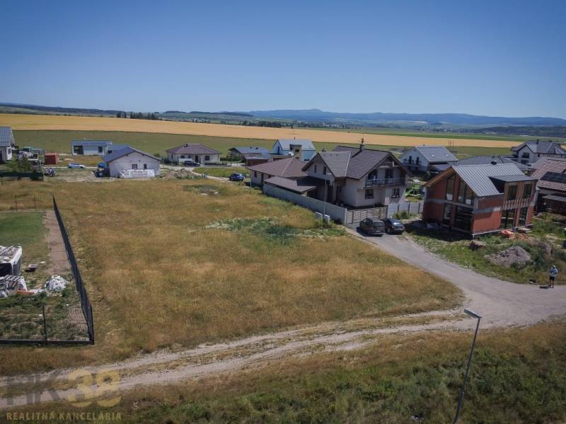 Grundstücke - Wohnen in Mlynica, umgeben von Häusern und Feldern, mit ländlicher Szenerie.