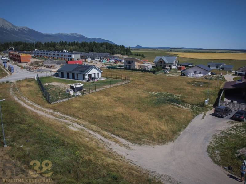 Grundstücke - Wohnen in Mlynica mit Bergblick, umgeben von Häusern und Bautätigkeit.
