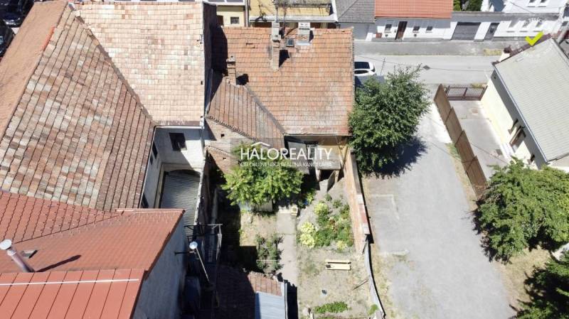 Ein Einfamilienhaus in Rimavská Sobota, mit einem Hof und einem mit Ziegeln gedeckten Dach.