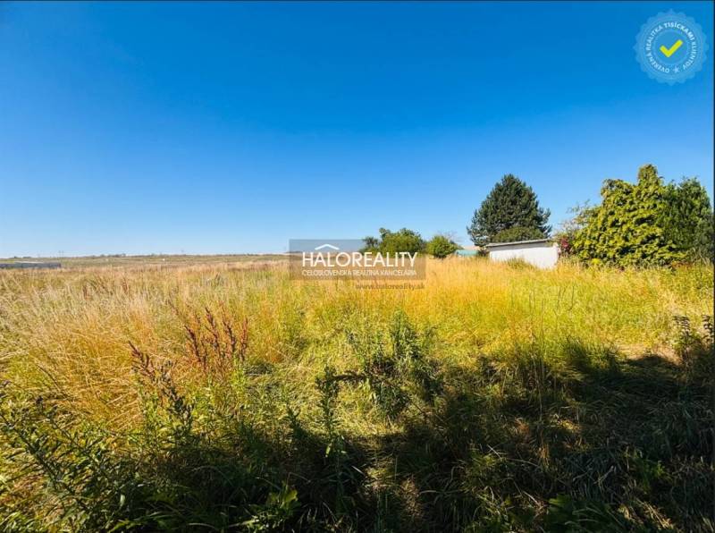 Grundstücke - Wohnen in Horná Krupá mit Grünflächen und blauem Himmel im Hintergrund.