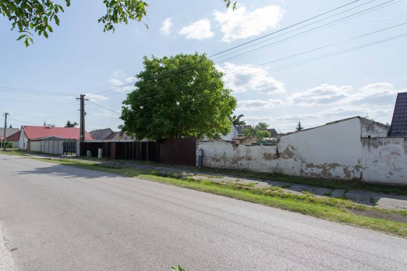 Sportová Straße in Gajary mit Grundstücken zum Wohnen, neben der Straße und den Bäumen.