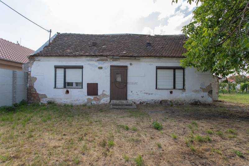 Älteres Haus auf einem Grundstück zum Wohnen in Gajary in der Športová-Straße.