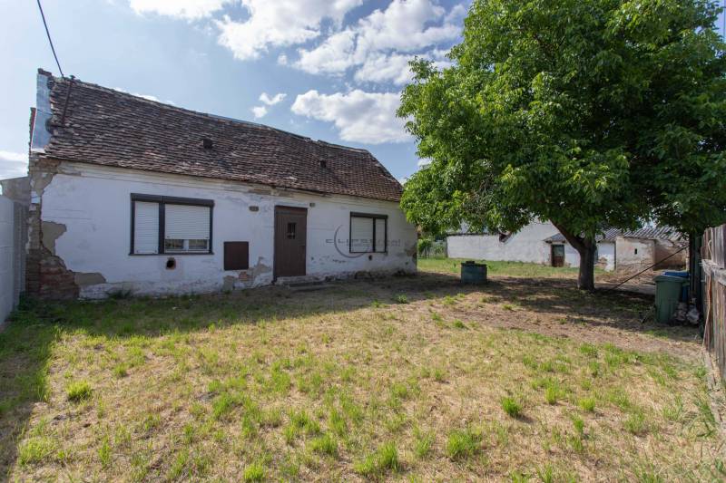 Ein Haus auf einem Wohnbaugrundstück in Gajary in der Športová-Straße, mit einer umliegenden Grünfläche.