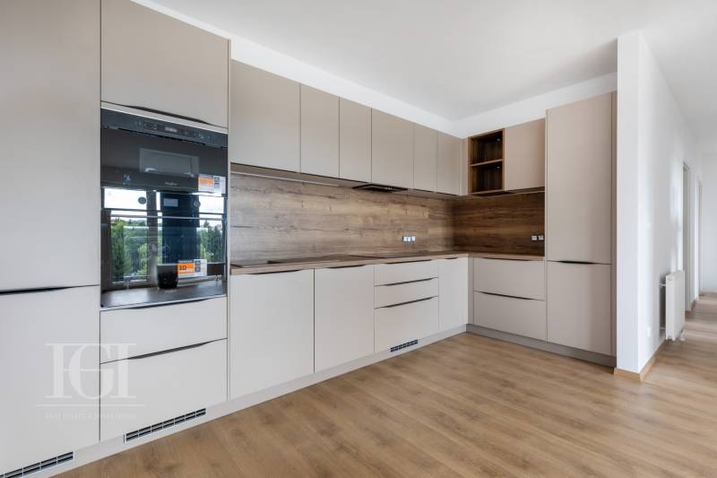 Küche in einer 3-Zimmer-Wohnung mit Holzboden und eingebauten Geräten.