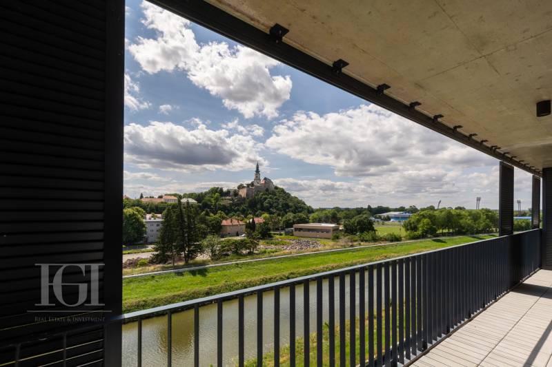 Blick vom Balkon einer 3-Zimmer-Wohnung in der Napervillská-Straße in Nitra mit Schlosskomplex.