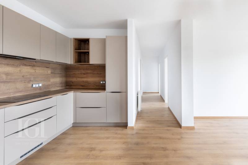 Küche mit Holzelementen und Flur in einer 3-Zimmer-Wohnung, helle und minimalistische Lösung.