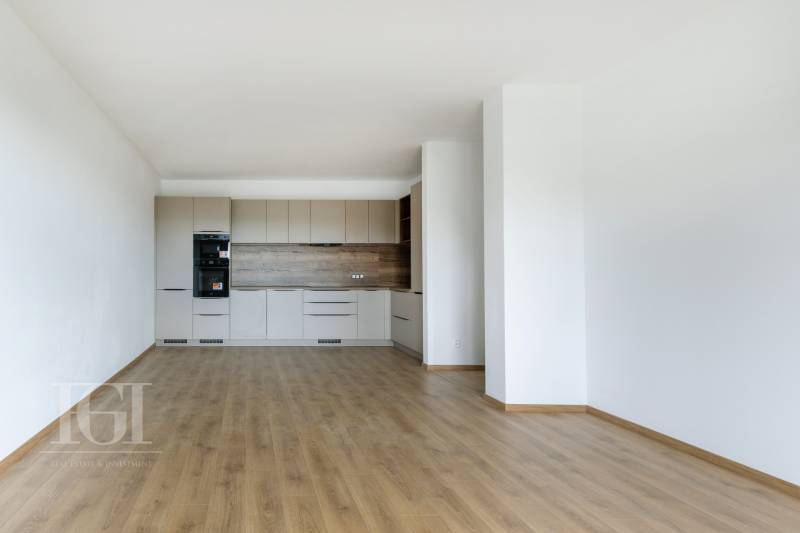 Küche in einer 3-Zimmer-Wohnung mit Holzboden und heller Küchenzeile.
