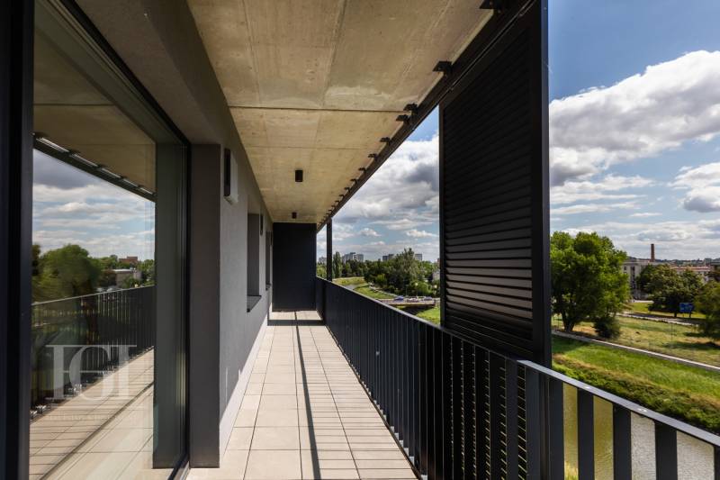 Balkon einer 3-Zimmer-Wohnung in der Napervillská-Straße in Nitra mit Blick ins Grüne.