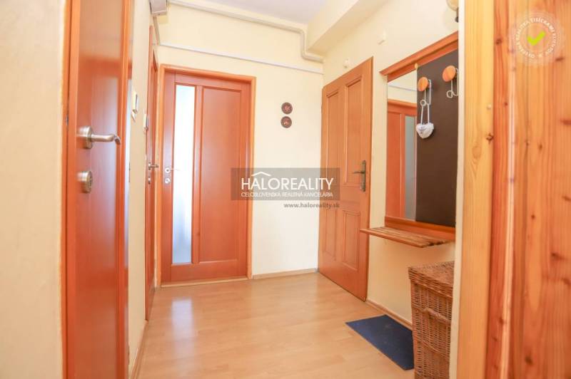 Flur in einer 3-Zimmer-Wohnung mit Holzboden und Türen.