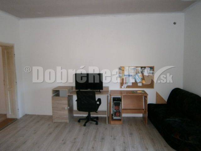 Innenraum eines Einfamilienhauses mit Tisch, Stuhl und Sofa, heller Raum.