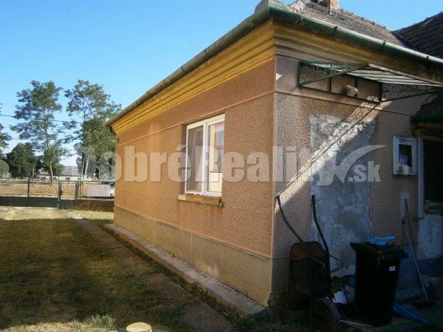 Ein Einfamilienhaus in Rúbaň mit sichtbarem Äußeren und Rasen im Hintergrund.