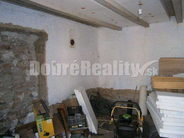 Baumaterial und Ausstattung im Innenbereich eines Einfamilienhauses während der Renovierung.
