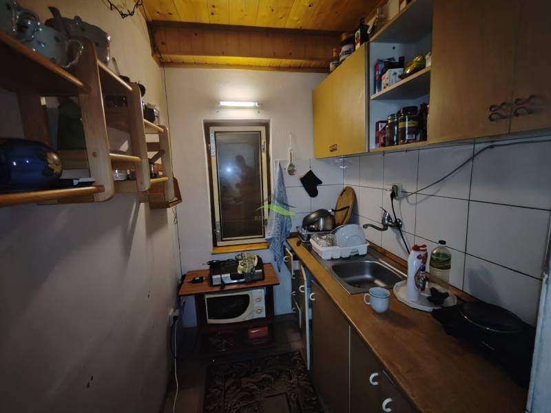 Gemütliche Küche in der Hütte mit Holzdach und normaler Ausstattung.