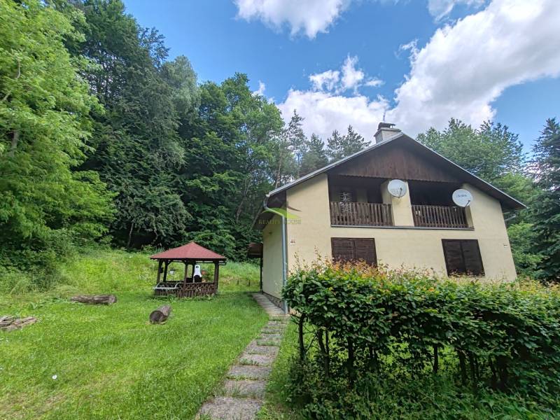 Hütte auf der Dobra in Kvakovce, umgeben von Grün, in der Nähe des Waldes und des Pavillons.