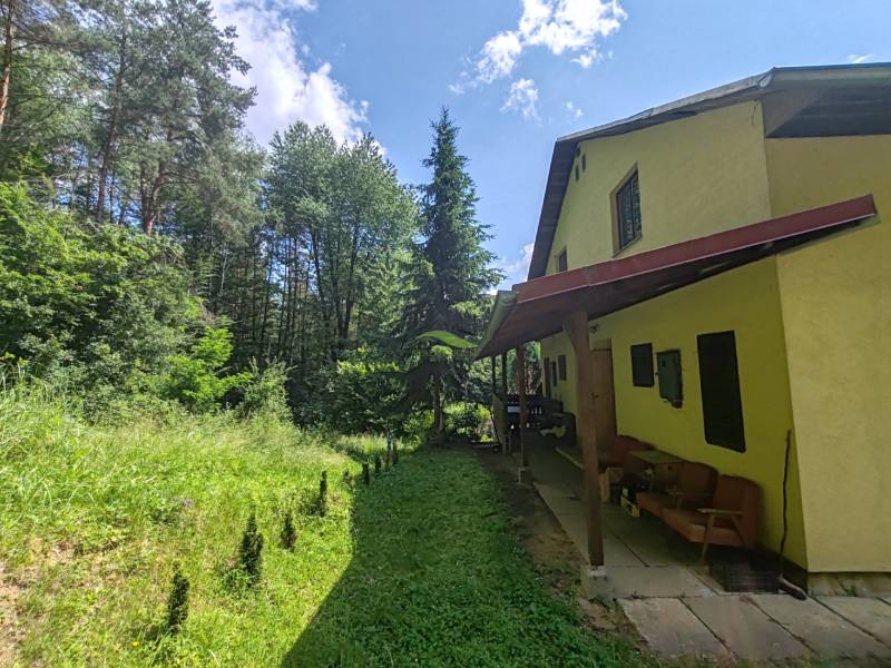 Die Hütte auf Dobra in Kvakovce ist von Grünflächen und Waldumgebung umgeben.