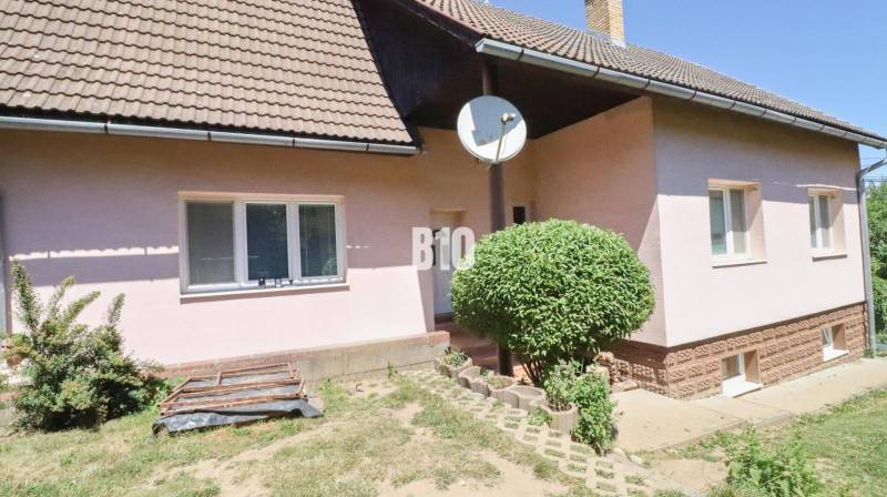 Ein Einfamilienhaus in Podhradí mit einer Satellitenschüssel und einem gestalteten Außenbereich.