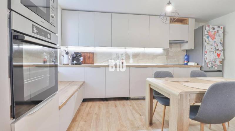 Küche in einem Einfamilienhaus mit Küchenzeile, Ofen und Esstisch.