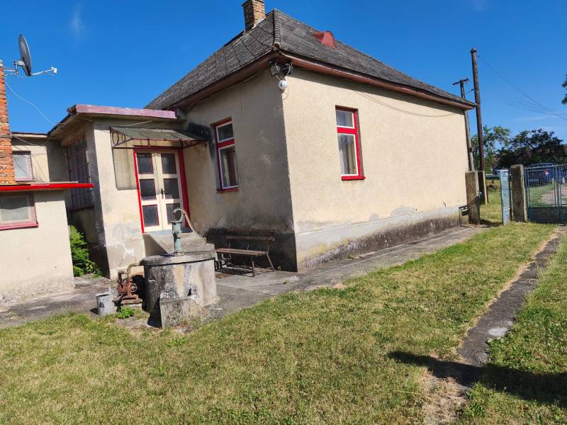 Ein Einfamilienhaus in Obsolovce in Horné Obdokovce im ländlichen Stil mit einem schönen Garten.