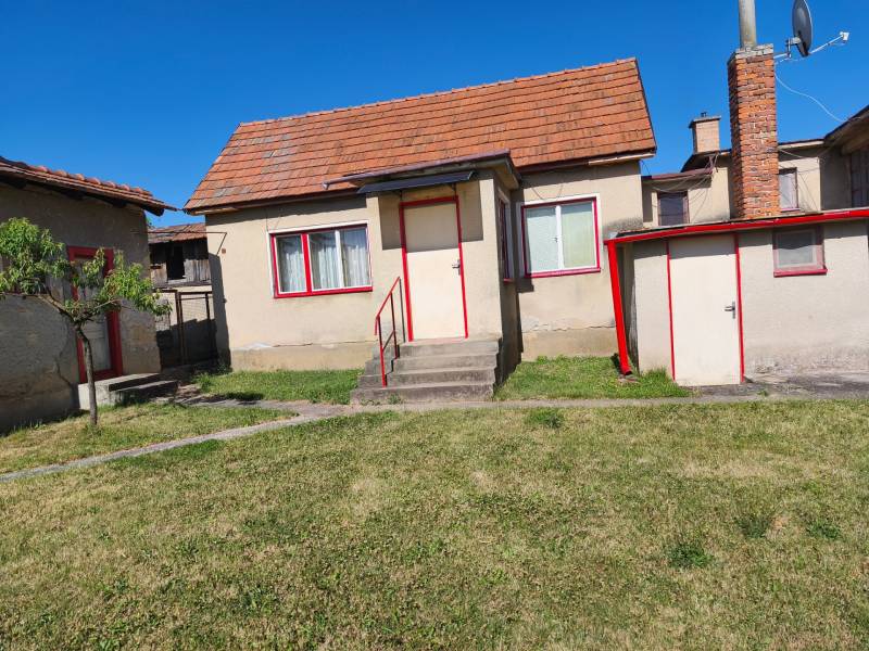 Ein Einfamilienhaus in Obsolovce in Horné Obdokovce mit einem Schrägdach und einem Vorgarten.