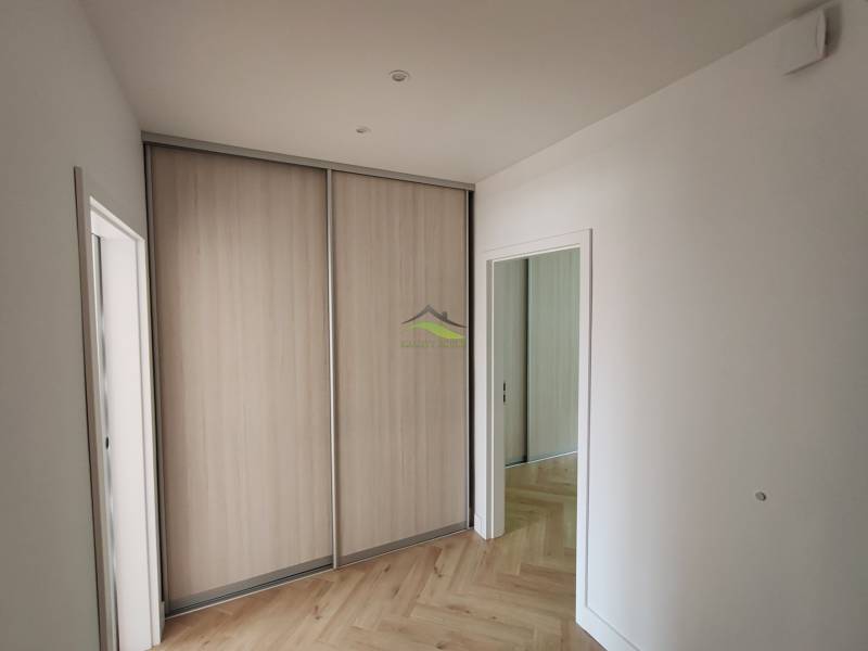 Innenraum einer 2-Zimmer-Wohnung mit Einbauschrank und hellen Parkettböden.