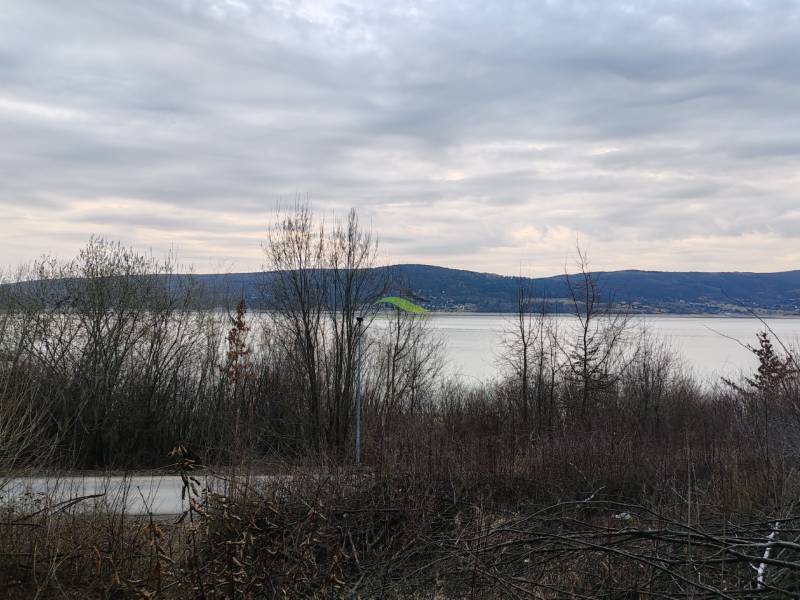 Freizeitgrundstücke in der Eva-Straße in Holčíkovce bieten Blick auf den See und die Berge.
