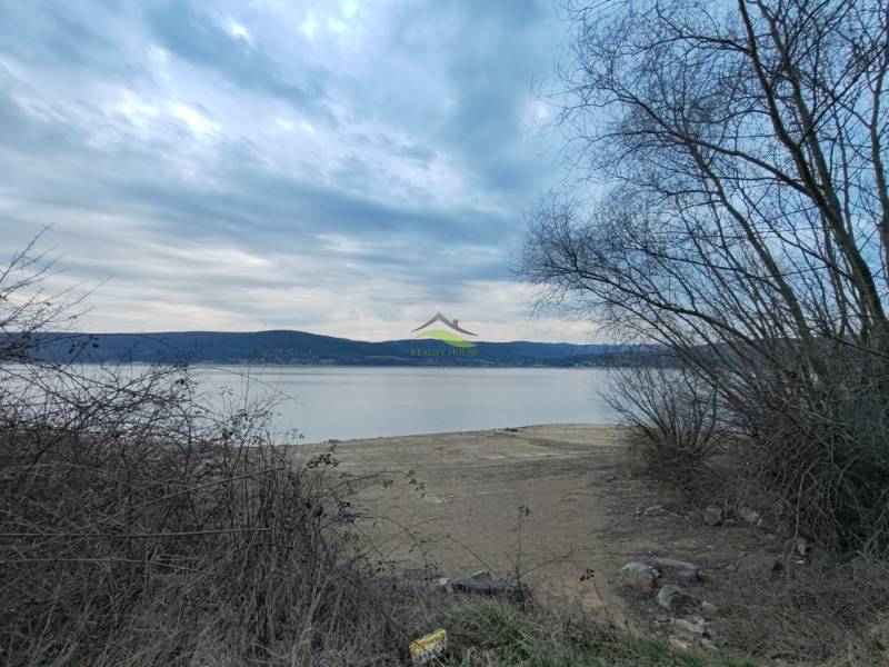 Blick auf die Wasserfläche vom Strand auf dem Erholungsgrundstück in Holčíkovce auf der Eva.