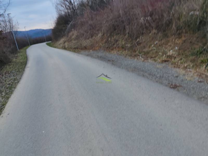 Der Weg zu den Erholungsgrundstücken in Holčíkovce, Straße Eva, umgeben von Natur und Hügeln.