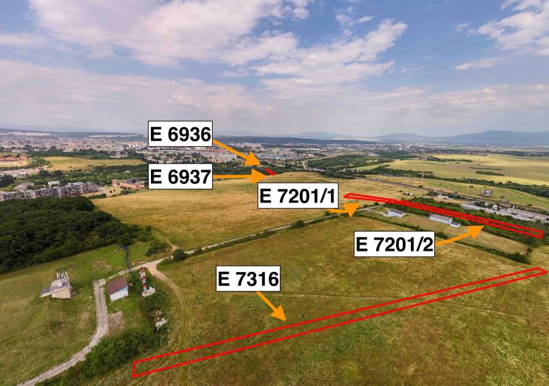 Landwirtschaftliche und forstwirtschaftliche Flächen in Košice, Stadtteil Luník IX auf einem Panoramafoto.