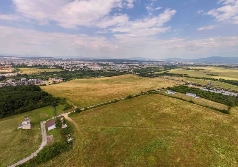 Luftaufnahme von landwirtschaftlichen und forstwirtschaftlichen Flächen mit der Stadt Košice, Stadtteil Luník IX.