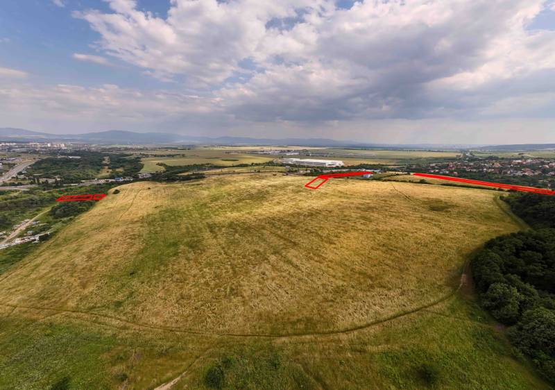 Landwirtschaftliche und forstwirtschaftliche Flächen, die sich in Košice, Stadtteil Luník IX, unter den Wolken erstrecken.